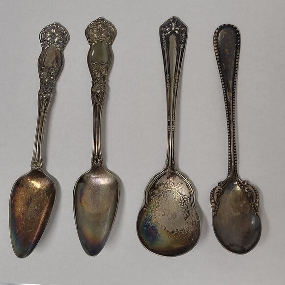 Wm Rogers 2 Tea Spoons Orange Blossom & 2 Sugar Spoons Fair Oaks and Beaded - Picture 1 of 11